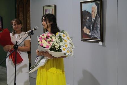 (RU) Первая персональная выставка молодой художницы