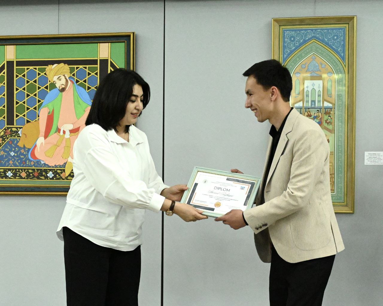 O’zbekiston Badiiy akademiyasi Badiiy ijodkorlar uyushmasi a’zosi miniatyurachi rassom Arifboyev Sherzodning «Qadam» nomli ilk shaxsiy ko’rgazmasi o’z ishini boshladi