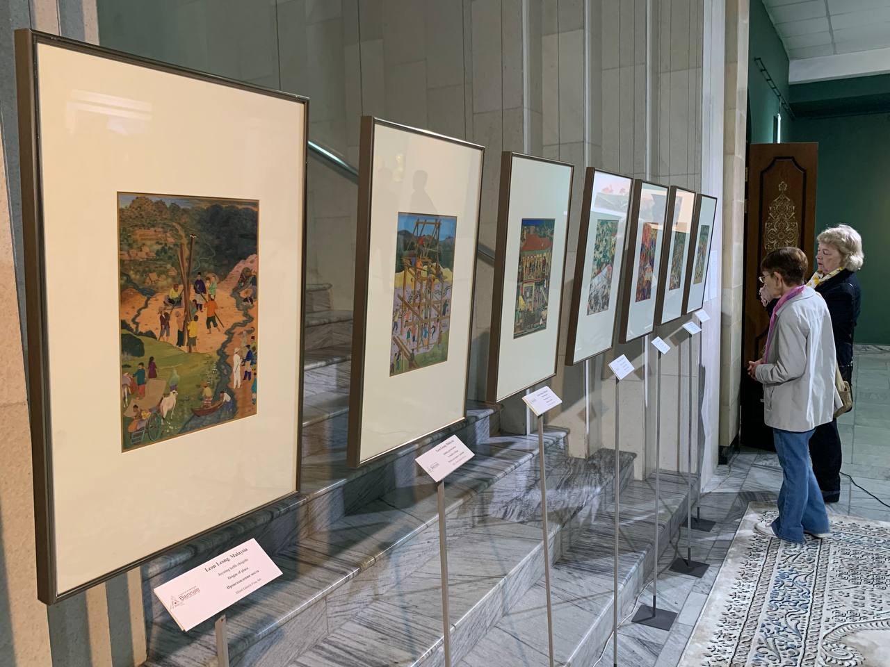 КАМОЛИДДИН БЕҲЗОД НОМИДАГИ ШАРҚ МИНИАТЮРА САНЪАТИ МУЗЕЙИда “Рассом ва жамият. Келажак санъати концепциялари”  IX Тошкент халқаро замонавий санъат биенналеси доирасида “МАЛАЙЗИЯ, ХИТОЙ ВА ИТАЛИЯ ХАЛҚ РЕСПУБЛИКАСИ РАССОМЛАРИНИНГ КЎРГАЗМАСИ” бўлиб ўтмоқда.